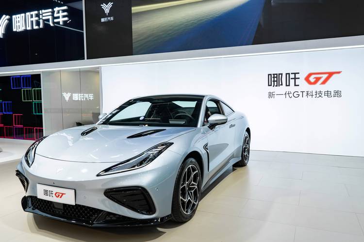 惠州205哪吒汽车在智能汽车领域的表现，领途汽车在新能源汽车市场中的影响力